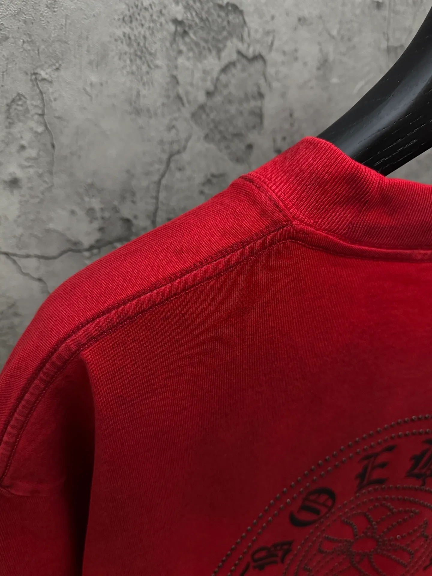 P210 top version, real shot without P, ​​different from market currency) 𝗖𝗵𝗿𝗼𝗺𝗲 𝗛𝗲𝗮𝗿𝘁𝘀/Croxin 2026 Spring New Original Single Counter American Washed Ding Lettering Film Embroidered Couple Short Sleeves 👑The highest version! Customized fabric 320 grams, washed and fried, spray horse slip craft, best-selling model at the counter, very comfortable to wear. Accessories: original molded and authenticated collar label ➕ 100% silk wash label. Genuine purchase-grade original hangtag➕matching hanging rope➕3D hanging beads➕original packaging bag. Craftsmanship: The original version has consistent wiring! The highest version of the armhole matching technique! Color: Red Black Size: M L XL 2XL Style No.: 2062